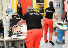 Urgence polne poškodovanih na poledenelem terenu, pristojni pozivajo k previdnosti pri hoji