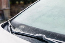 AKO VAM JE AUTO ZALEĐEN, OVO NI SLUČAJNO NE SMETE RADITI! Vozači na mukama usled ledenog talasa, a evo šta kaže majstor Željko: Evo kako ćete SPASITI vozilo