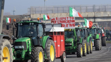 Mercosur, no di Macron: “Rifiuto politico unanime”. Da Parigi a Milano, la protesta dei trattori