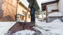 Schnee und Glatteis: Zu diesen Uhrzeiten müssen Sie morgens vor Ihrer Haustür Schnee schippen