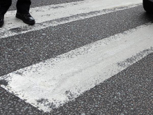 82-letni voznik na prehodu za pešce trčil v deklico in odpeljal naprej