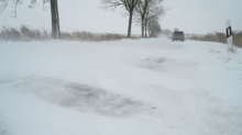 Winterwetter: Schneeverwehungen erschweren Verkehr in Niedersachsen