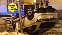 Teška nesreća u Zagrebu: Auto na krovu! Pogledajte fotke