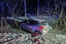 Hochgraßnitzberg : Glatteis führt zu ersten Unfällen: Feuerwehr barg Autolenker