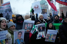 Bolnišnice polne poškodovanih, ajatola za podžiganje spopadov obtožuje ZDA