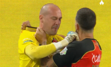 Pogledajte kako je Milan Borjan nasrnuo na suigrače: Jednog udario šakom, drugog glavom