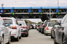 PRESEK STANJA NA PUTEVIMA I GRANICAMA U SRBIJI Kolone kamiona na ovom prelazu, a samo na jednoj naplatnoj stanici obustavljen saobraćaj