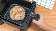 Allrounder in der Küche: Mehr als nur eine Fritteuse: So backen Sie ein Brot im Airfryer