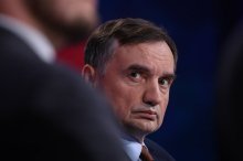 Nekdanji poljski minister, obtožen korupcije, trdi, da je dobil azil na Madžarskem