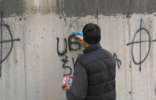 V Kopru kljukasti križi in sovražni napisi