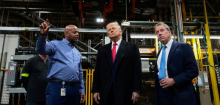 Besuch in Ford-Fabrik: Donald Trump zeigt den Stinkefinger