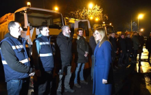 DOK VEĆINA SLAVI, ONI SU NA ULICAMA, U AUTOBUSIMA - PO MRAZU, KIŠI, SNEGU... Ministarka Stamenkovski uoči Nove godine posetila radnike GSP i Beograd puta