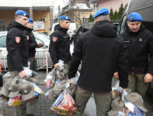 DIRLJIV PRIZOR U DEČIJOJ BOLNICI U NOVOM SADU! Pripadnici Žandarmerije obradovali mališane paketićima i ulepšali dan najmlađima (foto)
