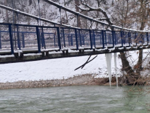 HITNO SAOPŠTENJE ZA GRAĐANE OVOG GRADA! Zatvoren viseći most: Postavljene fizičke prepreke, zabranjen i pešački prelazak, a evo i ZBOG ČEGA (FOTO)
