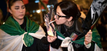 Iran: Junge Frauen entzünden Zigarette an Khamenei-Foto