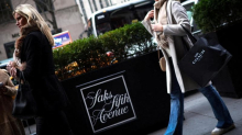Crisi del lusso, falliscono i magazzini Saks: da Valentino a Zegna, i big italiani fanno i conti