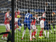 Arsenal, ki čaka že 33 let, do tesne prednosti