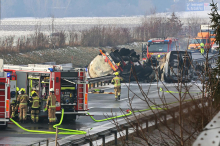 Huda prometna nesreča na štajerki: zgorela tovorno vozilo in kombi, en človek umrl