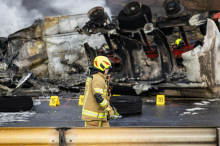 Huda prometna nesreča na štajerki: zgorela tovornjak s cisterno in kombi, en človek umrl