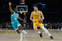 Sršeni z 20 trojkami popikali znova v obrambi popolnoma razglašene Lakerse