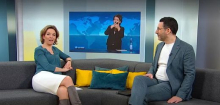 Susanne Daubner beim Nachschminken überraschend auf Sendung