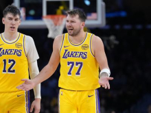 Dončić protestiral, ameriški komentator pa ga označil za cmero #video