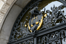 Sodišče podaljšalo pripor osumljenemu napada na Šutarja še za nadaljnjih 30 dni