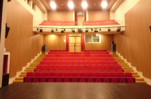 Vrnitev Kina Kranjska Gora, ki ga odpirajo s filmom Belo se pere na devetdeset