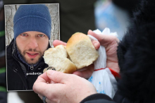 Šta treba uraditi sa novčićem iz česnice? Mnogi veruju da će im doneti sreću i novac, ali... Teolog dao jasno objašnjenje