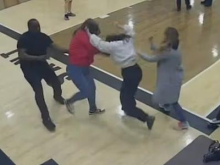 Pretep dveh mam na tekmi katoliške mladinske lige #video