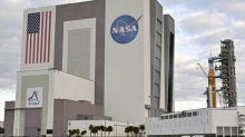 Rakete für letzte Tests vor Nasa-Mondmission Artemis 2 in Stellung gebracht