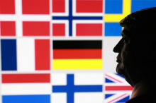 Macron: Še tako veliko ustrahovanje ne bo spremenilo stališča Evrope do Grenlandije