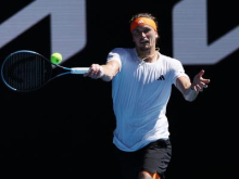 Začelo se je: slab začetek, dober konec za Zvereva, Alcaraza čaka peklensko vzdušje