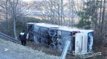 Busunfall: Bus mit Berliner Schülern kippt an Böschung um - Verletzte