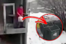 Baba precizna kao Jokić: Bez koske ubacila kesu s đubretom u kantu sa drugog sprata! Ljudi šokirani (VIDEO)