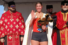 Kaskaderka Maša prva doplivala do časnnog krsta u Zemunu: Ispunila svoju želju pa poslala moćnu poruku! Ovako se plivalo u Beogradu po debelom minusu FOTO VIDEO