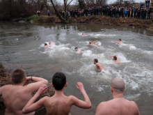 Drama tokom plivanja za časni krst u Smederevu: Luka (20) doplivao do krsta, pa mu pozlilo