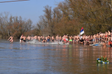 VIŠEGODIŠNJA TAKMIČENJA I VELIKI BROJ UČESNIKA I POSMATRAČA: Plivanje za Časni Bogojavljenski Krst u Rasinskom okrugu (FOTO)