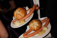 68. Wiener Opernball: So viel zahlen die Gäste für Würstel, Bier und Co.