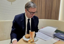 NAMA SENDVIČARIMA JE MNOGO LAKŠE NEGO DRUGIMA! Predsednik Vučić napravio predah posle napornog dana u Davosu: Sad mogu da izdržim do kasnih večernjih sati FOTO