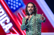 Schwere Vorwürfe: Sexuelle Übergriffe: Schauspieler Russell Brand muss nicht in U-Haft