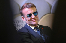 Warum trägt Macron plötzlich eine Sonnenbrille am Rednerpult?