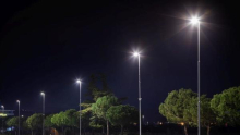 Do leta 2030 bo svetilo več kot 100 milijonov pametnih uličnih svetilk, množijo se tudi v Sloveniji