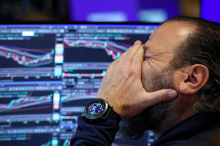 Trumpove grožnje udarile po tveganih naložbah in še bolj podžgale zlato