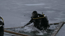 FOTO/VIDEO Pogledajte  trening  ronioca Interventne jedinice policije pod ledom: Vani -8 °C...