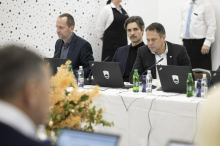 Mesec: Odločitev o 1000 evrih neto minimalne plače je zdržala koalicijsko in vladno presojo