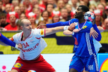 Danci po napeti končnici strli Francoze, Norvežanom drama s Španci