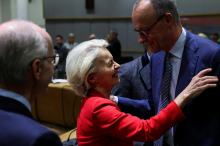 Voditelji članic EU se trepljajo po ramenih glede enotnosti, a vezi z ZDA niso pripravljeni razdreti