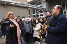 SUZE, APLAUZI I TRUBAČI Pogledajte kako su učiteljicu Vesnu iz Kikinde iznenadili bivši i sadašnji đaci: 