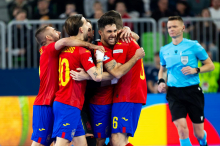 Razigrani Španci premočni za Slovence v polnih Stožicah